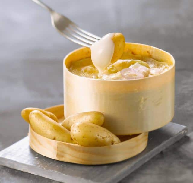 Mont d'or au four et petites pommes de terre vapeur