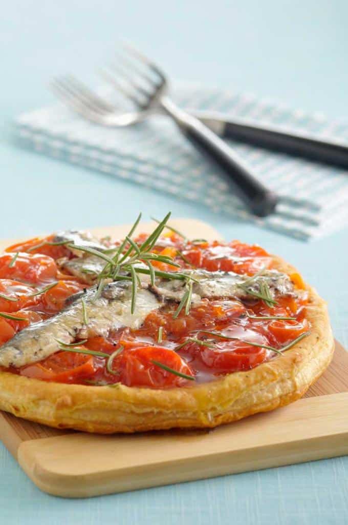 Tarte tatin de tomate aux sardines : une recette savoureuse Tarte tatin de tomate aux sardines : une recette savoureuse