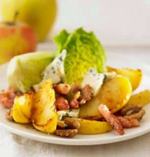 Salade aux pommes poêlées, Roquefort et lardons