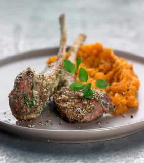 Côtelettes d’agneau aux herbes et purée de carottes