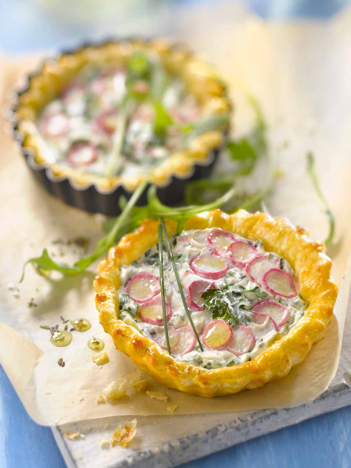 Tartelettes au fromage frais, herbes et radis roses