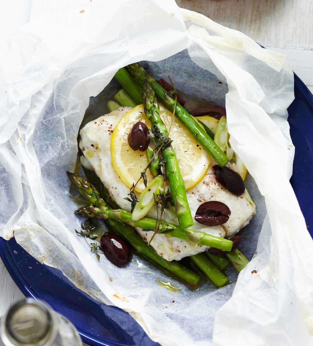 Papillote de lieu, asperges vertes et olives au thym