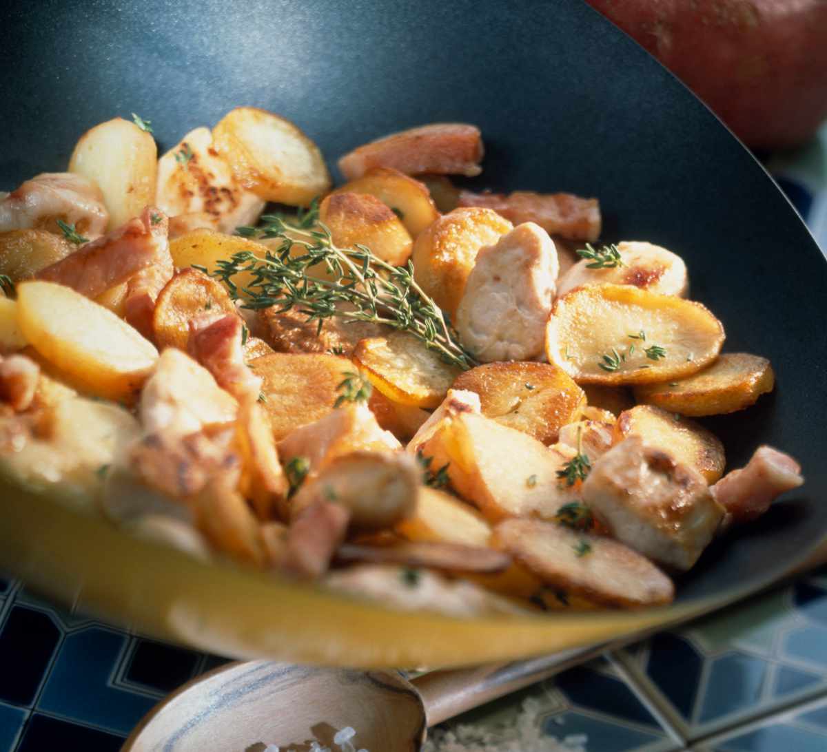 Poêlée de pommes de terre au poulet et aux lardons