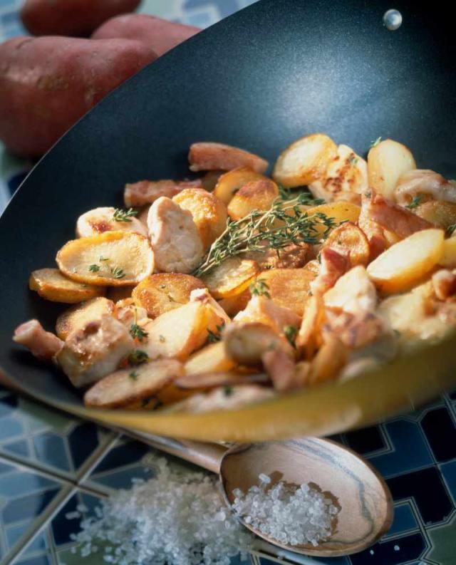 Poêlée de pommes de terre au poulet et aux lardons