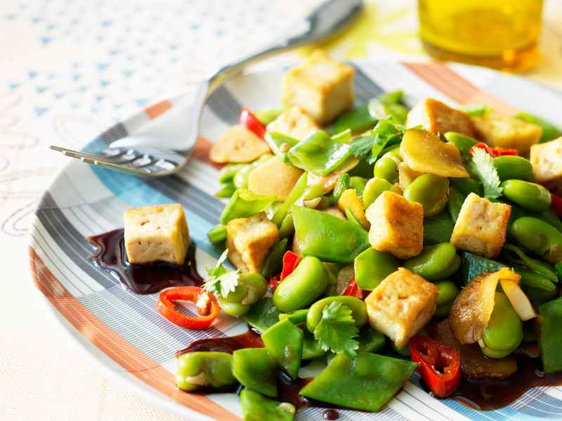 Recette de tofu frit à l’ail et sauté de légumes gingembre-piment