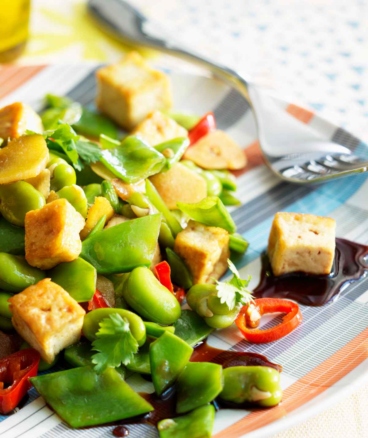 Tofu frit à l’ail et sauté de légumes gingembre-piment