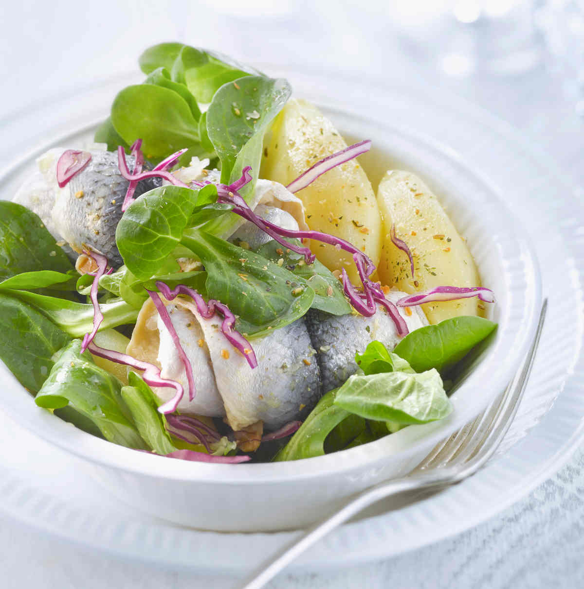 Salade de mâche, rollmops et pomme de terre vapeur