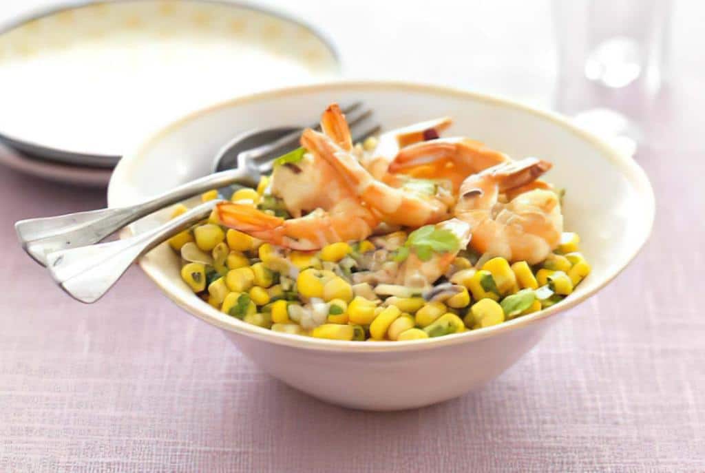 Salade croquante de maïs, crevettes et herbes fraîches