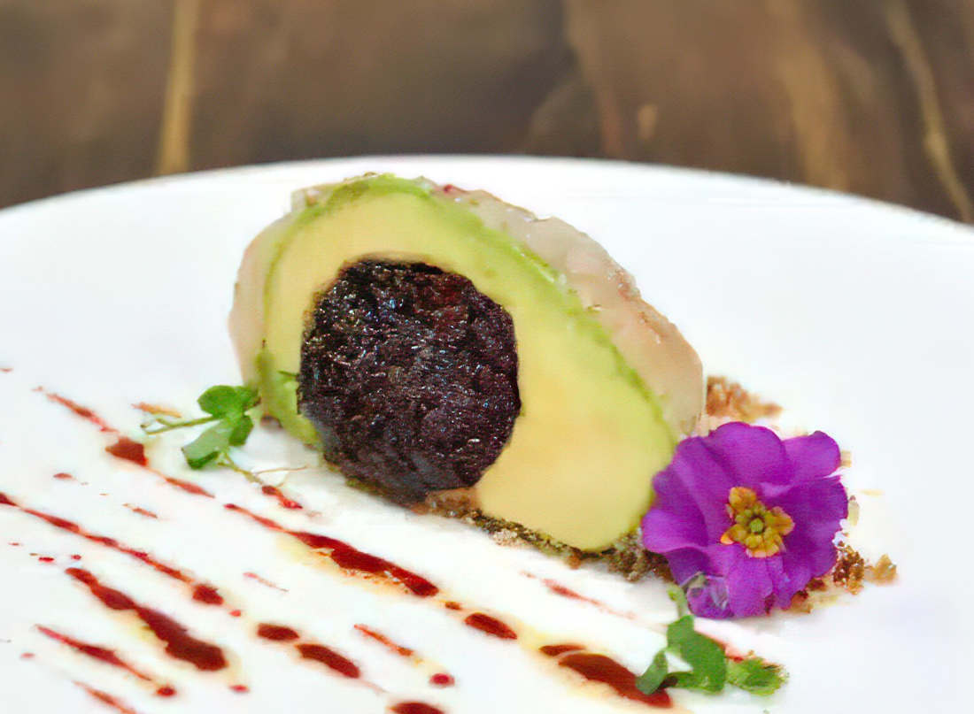 Gambas cuites à l’olive, guacamole de pruneaux d’Agen et avocat