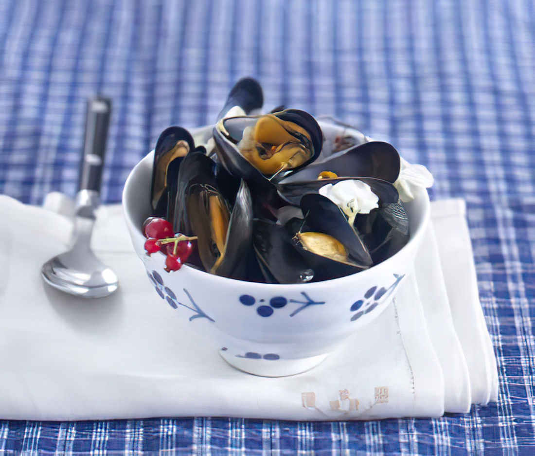 Moules à la crème et aux fleurs de bégonia