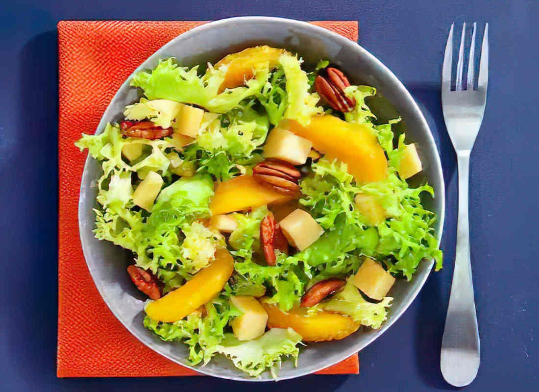 Recette de la salade de frisée, orange, fromage et noix de pécan