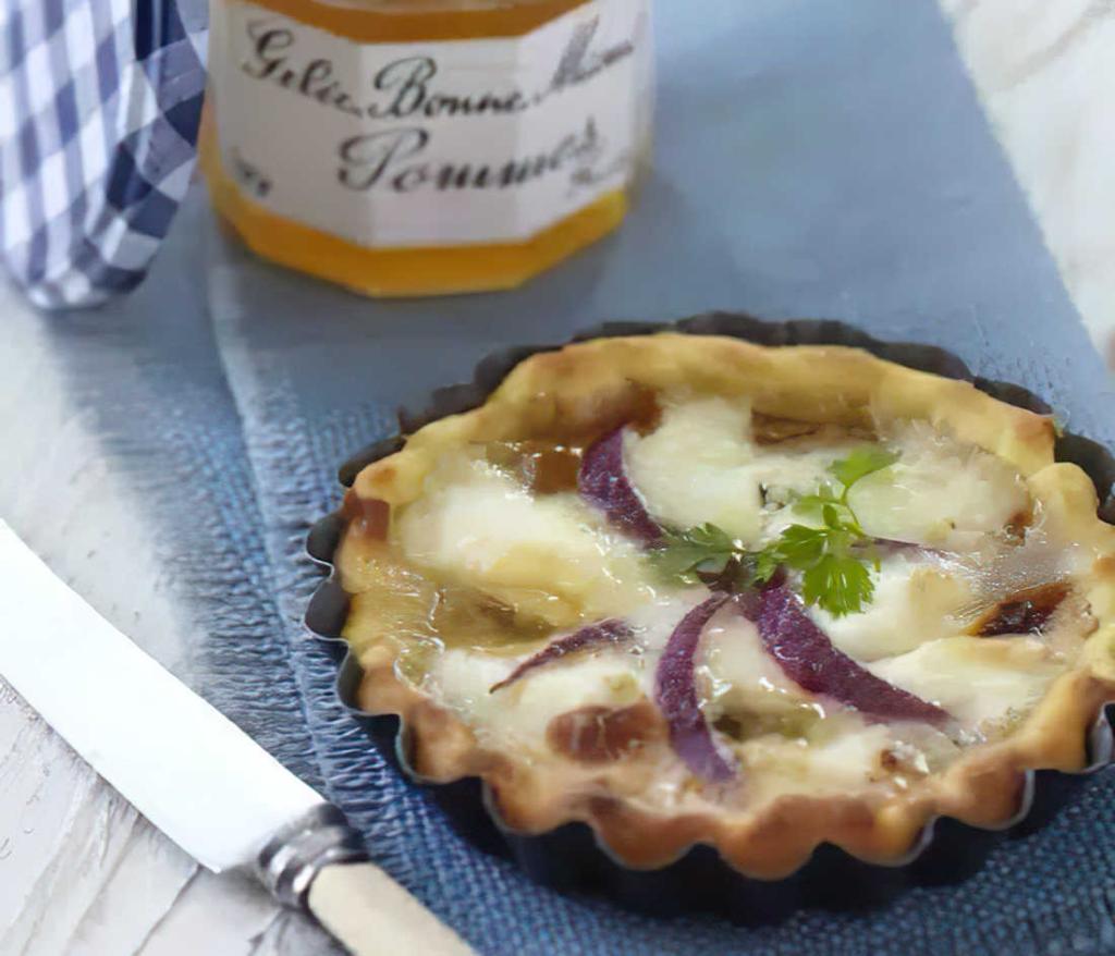 Recette de la tarte au pélardon, oignons rouges et gelée de pommes