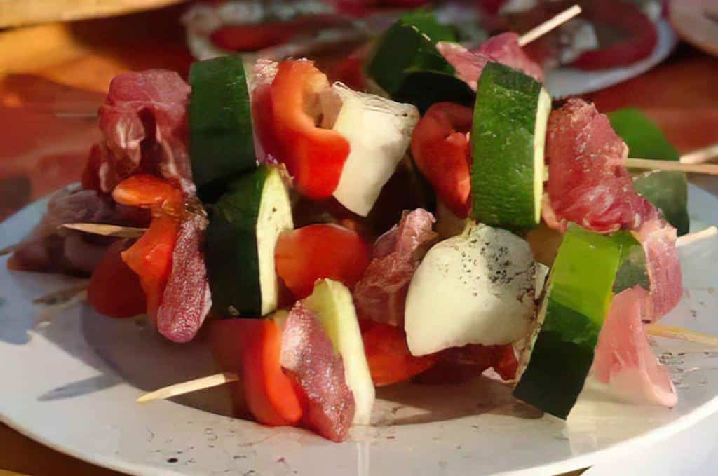 Recette des brochettes d'agneau aux courgettes, tomates et oignons