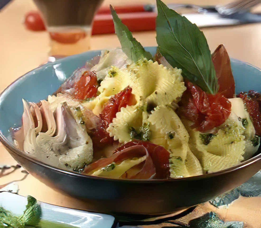 Salade de farfalles, basilic et tomates confites