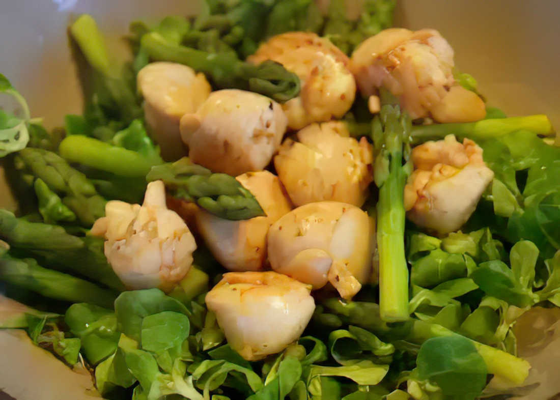 Salade de pointes d'asperges vertes, Saint-Jacques et mâche