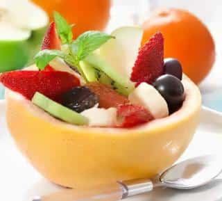 salade de pomelo, fraises, raisins et banane