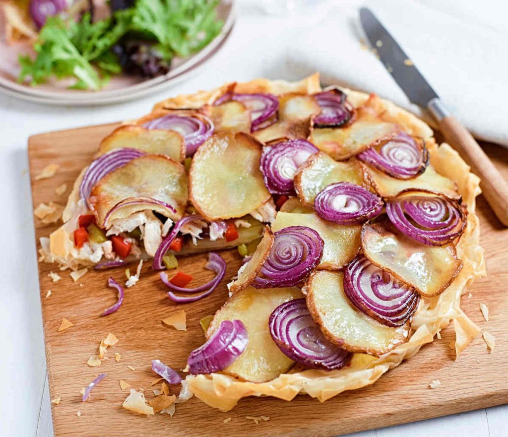 Galette aux pommes de terre, poulet et oignons rouges