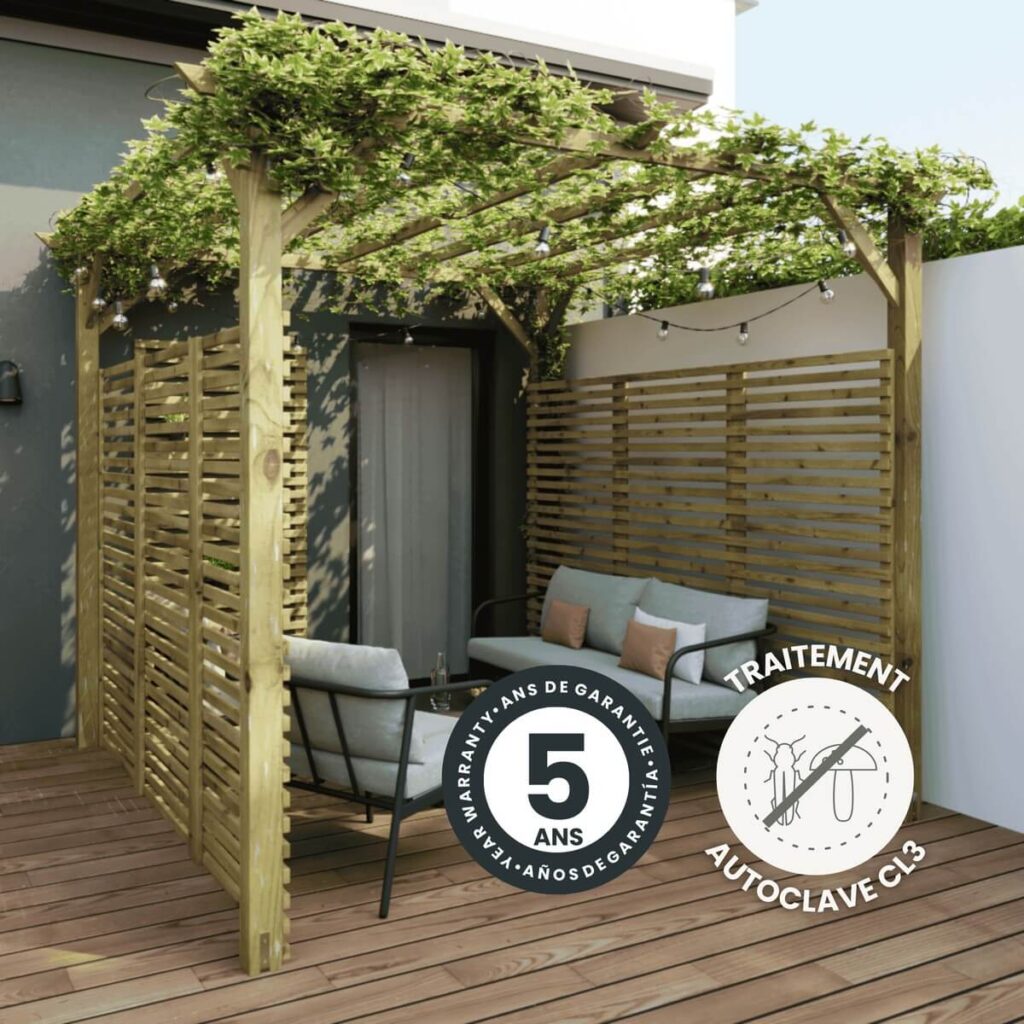 Pergola en bois avec claustras, végétalisée, sur terrasse avec salon de jardin