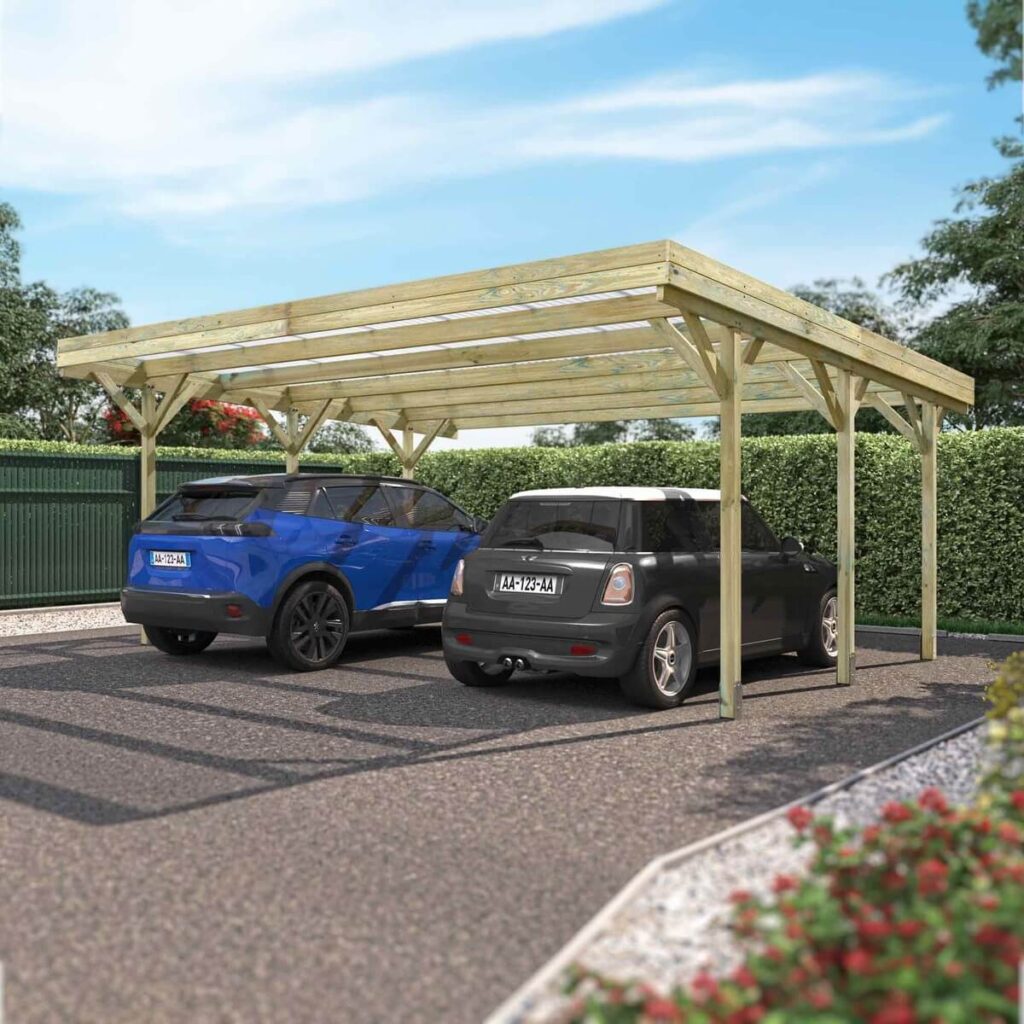 Carport en bois à toit plat abritant deux voitures sur une allée, entouré d'une haie