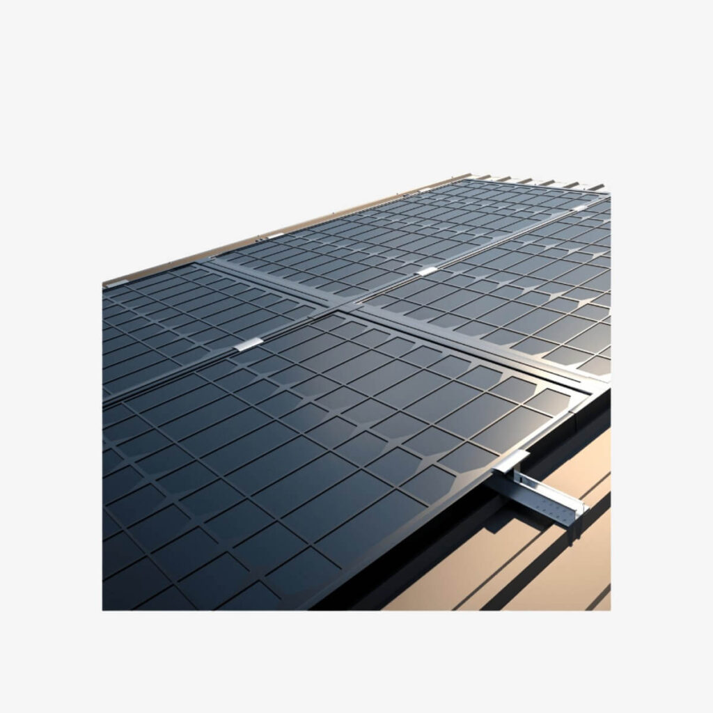 Panneaux solaires photovoltaïques installés sur toiture avec rail de fixation métallique visible