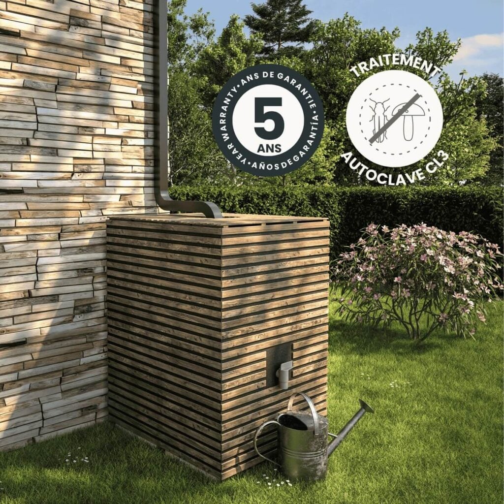 Cache récupérateur d'eau en bois lattis contre un mur en jardin, arrosoir métallique