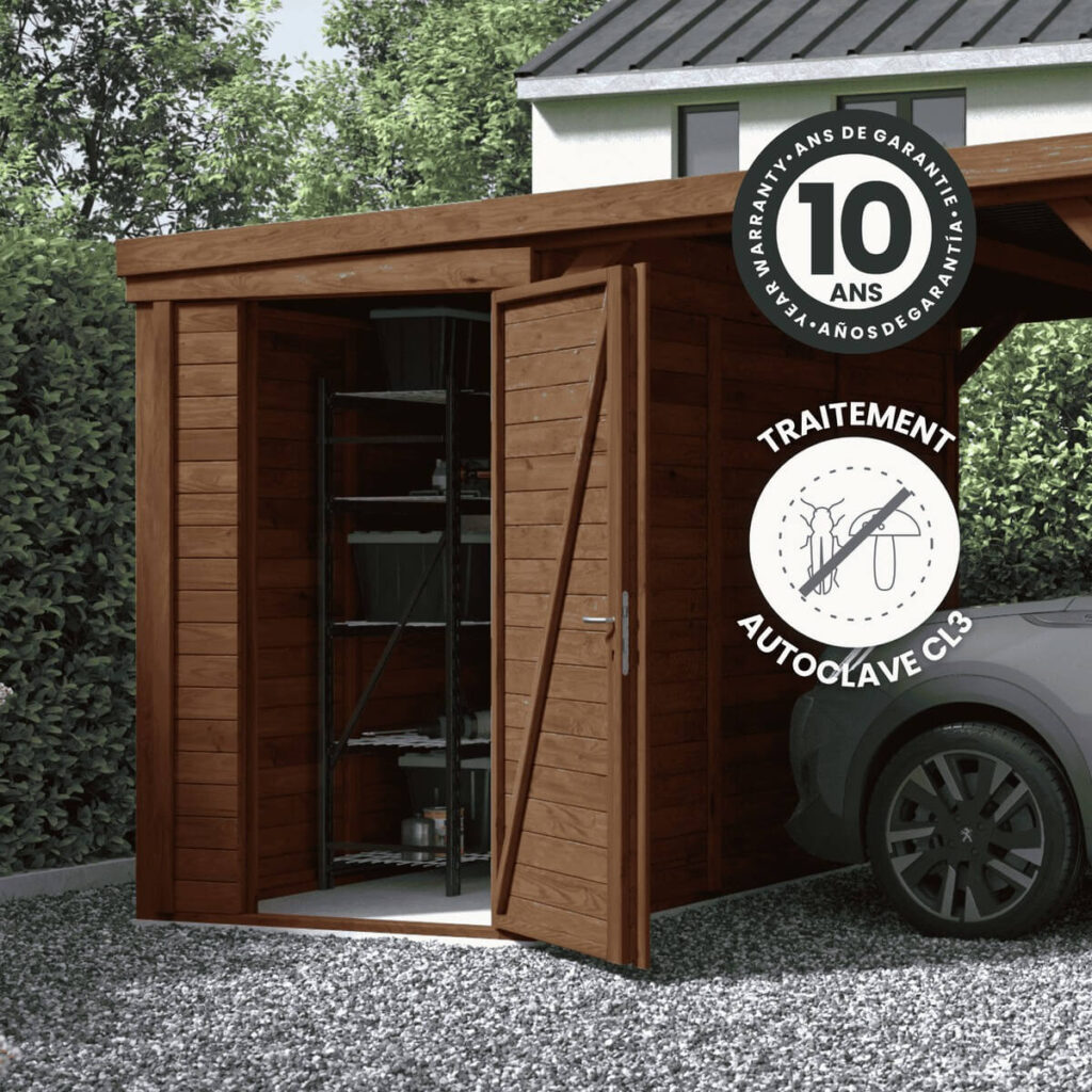 Abri de jardin en bois ouvert avec étagères, carport et voiture garée à côté