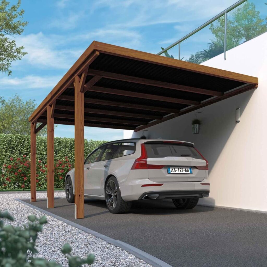 Carport bois adossé à une villa blanche, voiture garée sur allée gravillonnée
