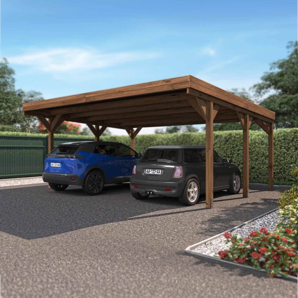 Carport bois double toit plat, deux voitures garées, allée gravillonnée et haie verte